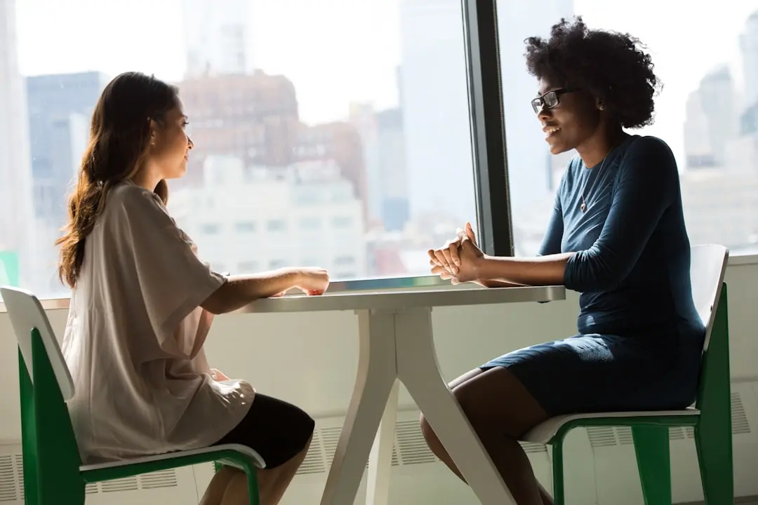 Professioneel gesprek tussen twee collega's in een zakelijke setting