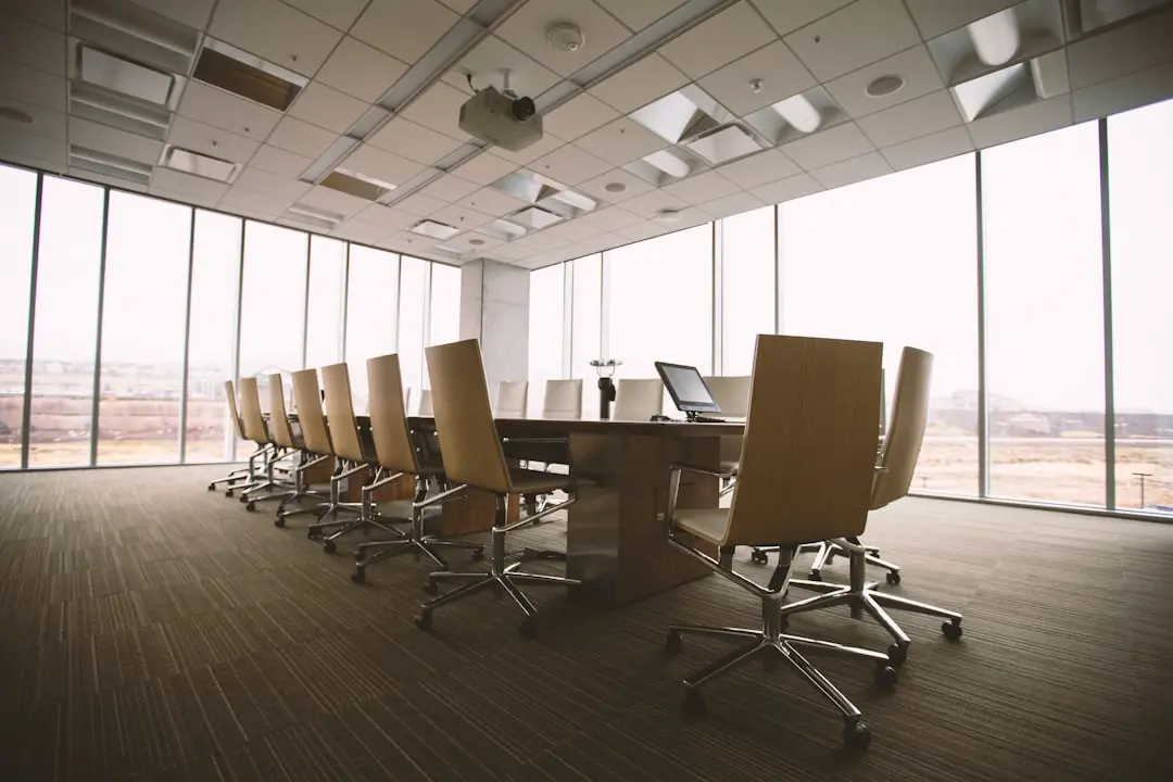 Lege vergadertafel als symbool voor schijnconsensus in managementteams