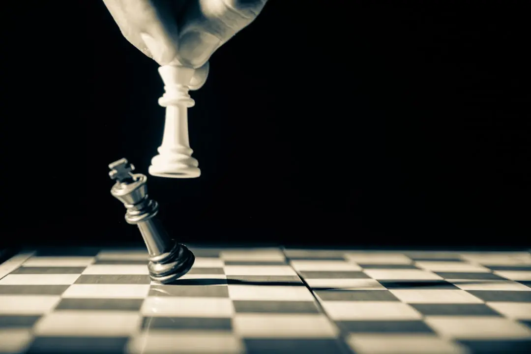 Schaakstukken op een bord als metafoor voor strategisch concurrentievoordeel