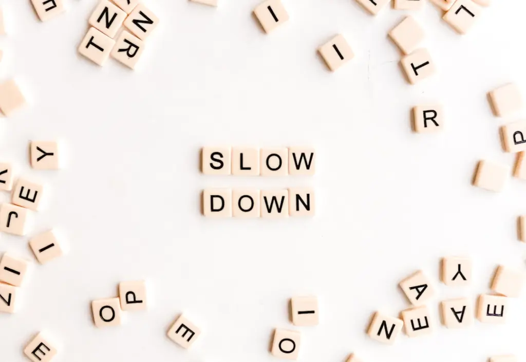 Neon bord met het woord Slow Down als metafoor voor vertragen in verkoopgesprekken