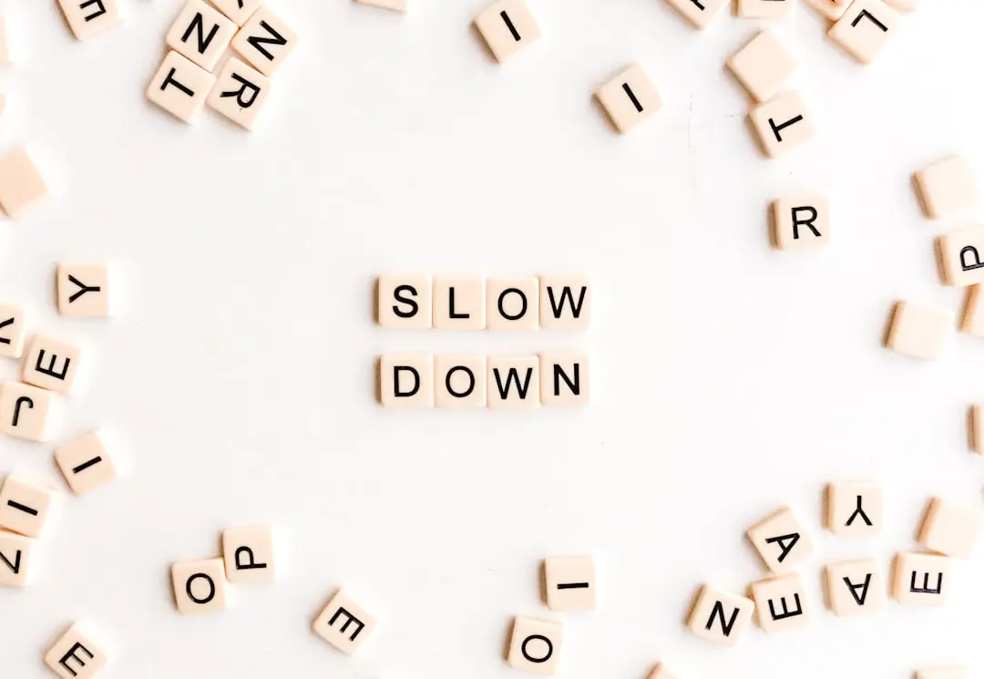 Neon bord met het woord Slow Down als metafoor voor vertragen in verkoopgesprekken