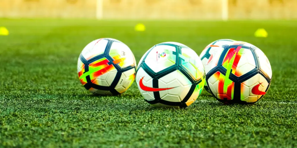 Voetballen klaar op het trainingsveld als beeld voor een verkoopgesprek voorbereiden