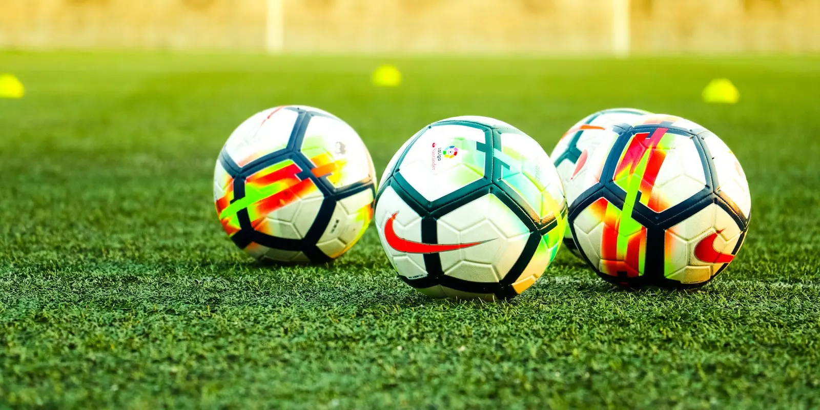 Voetballen klaar op het trainingsveld als beeld voor een verkoopgesprek voorbereiden