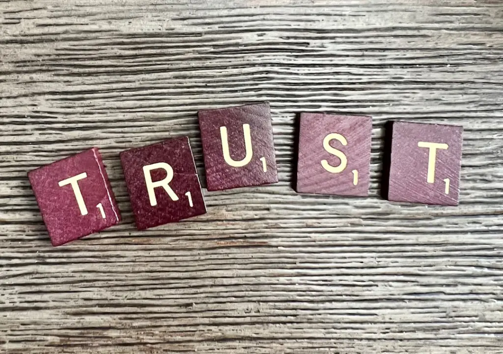 Scrabble letters die het woord trust spellen als symbool voor vertrouwen in teams