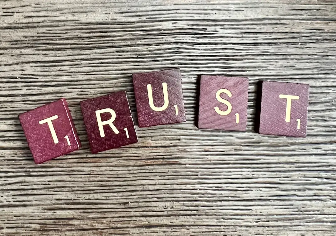 Scrabble letters die het woord trust spellen als symbool voor vertrouwen in teams